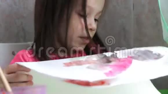 小女孩和她的画视频的预览图