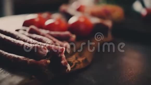 厨师穿着白色的衣服戴着帽子切番茄视频的预览图