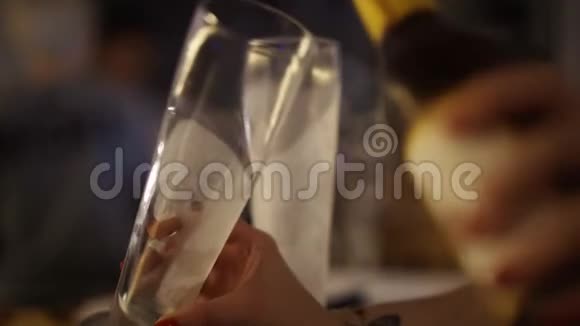 女酒保在杯子里倒啤酒视频的预览图