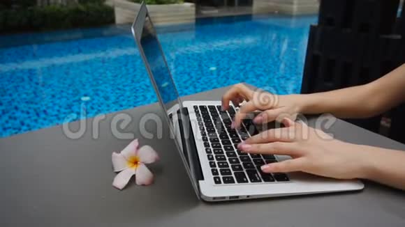 失去双手在笔记本电脑键盘上聊天游泳池缓慢运动视频的预览图