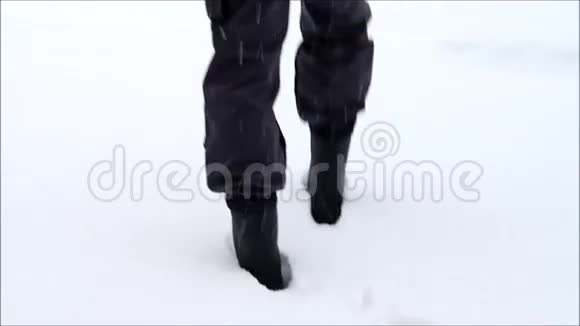 人走过深雪视频的预览图