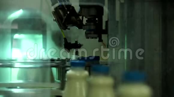 自动装置旋转瓶盖塑料瓶生产牛奶的自动化生产线奶瓶视频的预览图