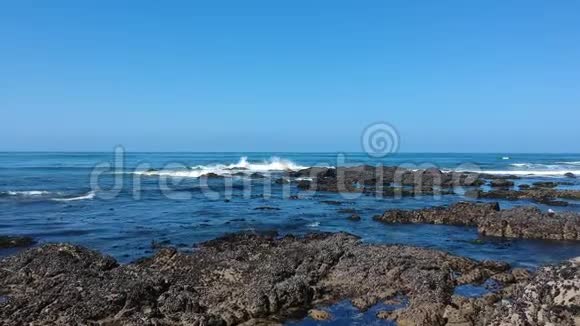 葡萄牙海滩上飞越岩石和海洋的空中射击视频的预览图
