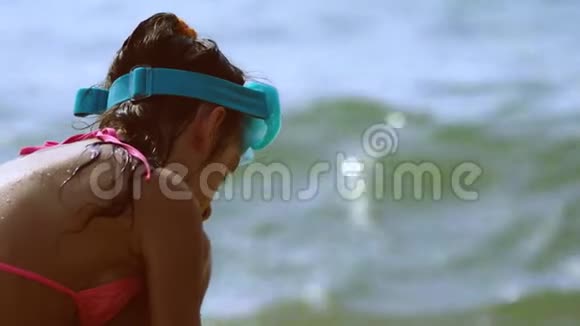戴着水下面具的女孩坐在岸边视频的预览图
