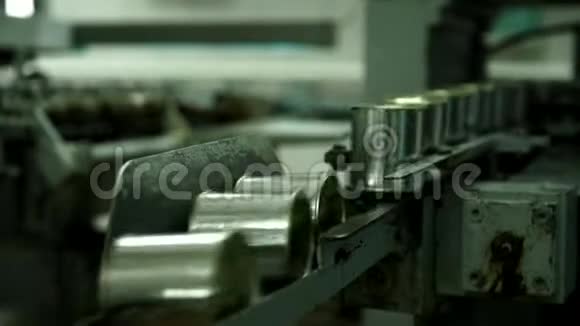 工厂传送带工业生产过程铝罐生产线制造业视频的预览图