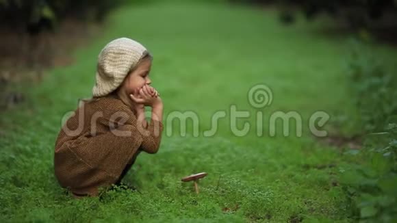 可爱的女孩在草地上蘑菇视频的预览图
