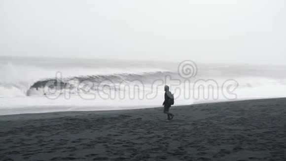 旅行者沿着暴风雨的海洋行走视频的预览图