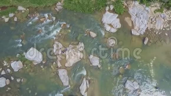 在河川急流中站在岩石上的男子飞车视频的预览图
