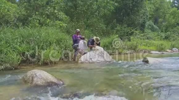 人投鱼袋渔人逐河网视频的预览图