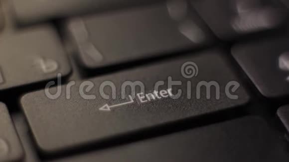 手指按键盘上的回车键特写镜头视频的预览图