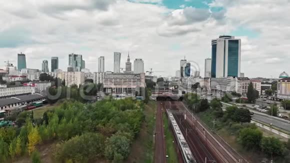 华沙市中心附近的火车铁路视频的预览图