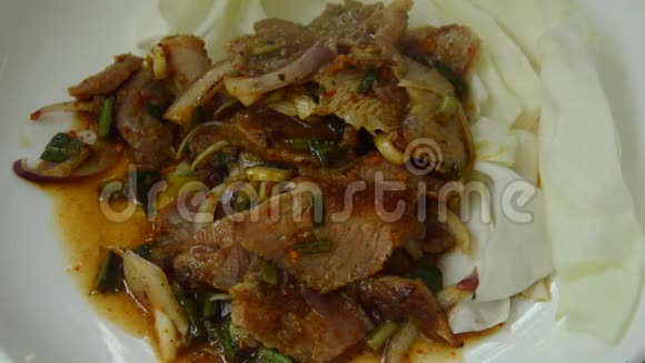 麻辣烤猪肉泰国沙拉和叉子刺吃视频的预览图