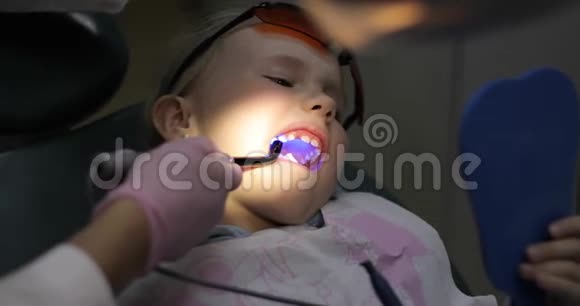 紫外线灯勇敢的小女孩在牙医接待处视频的预览图