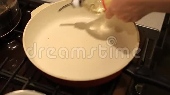 鸡肉米饭在煤气炉上的白锅上加热在家吃饭视频的预览图