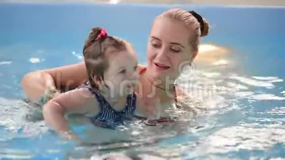 快乐微笑的幼儿在游泳池的水下跳跃和跳水水下射击缓动视频的预览图