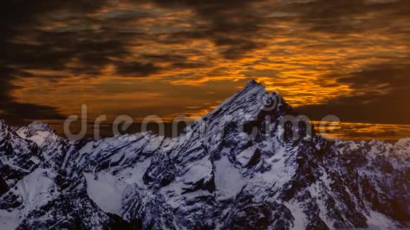 在美丽的红日落时山被雪覆盖视频的预览图
