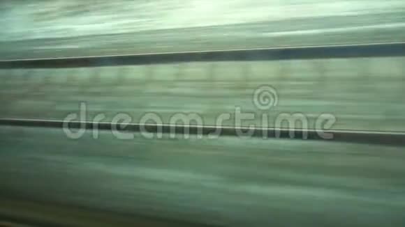 4K点从旅客列车的窗口栏杆在窗外移动视频的预览图