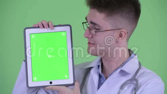 年轻医生展示数码平板电脑的脸视频的预览图