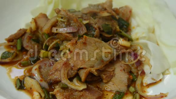 麻辣烤猪肉泰国沙拉和叉刺吃视频的预览图