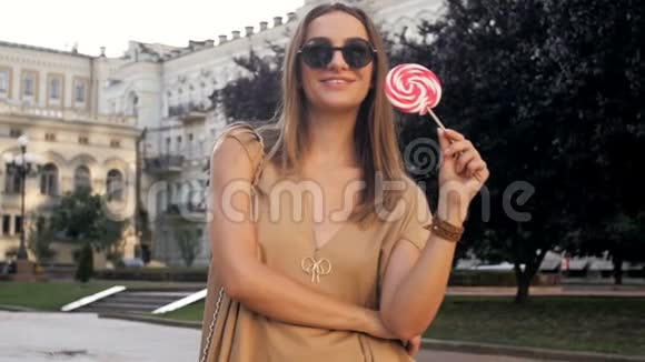 年轻美女舔大棒棒糖的慢镜头视频的预览图