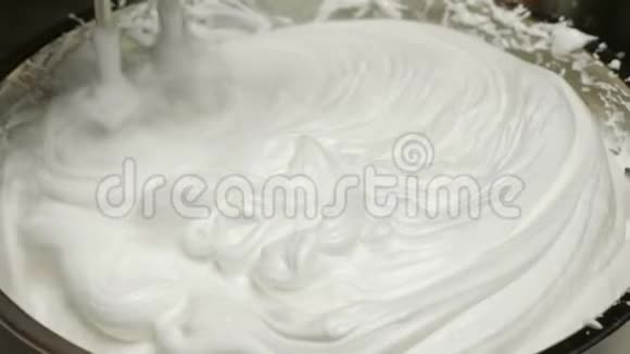 电动搅拌机配制生奶油加劲剂视频的预览图