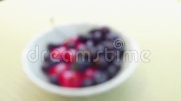 白碗里的美味樱桃视频的预览图