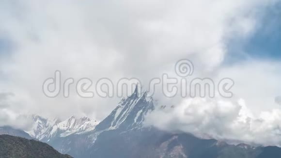 马查普查雷山雪山又称鱼尾山位于尼泊尔喜马拉雅山的移动云中视频的预览图