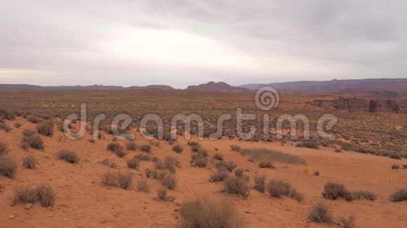 美国亚利桑那州大峡谷沙漠地带的运动侧景视频的预览图