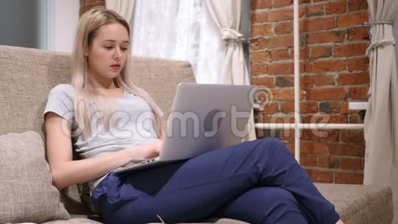 紧张和头痛的女人在笔记本电脑上工作视频的预览图
