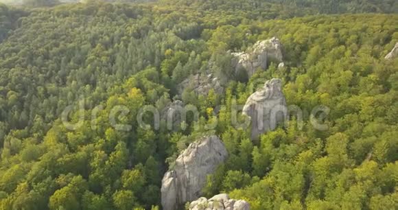 乌克兰喀尔巴阡山脉多夫布什岩石空顶景视频的预览图