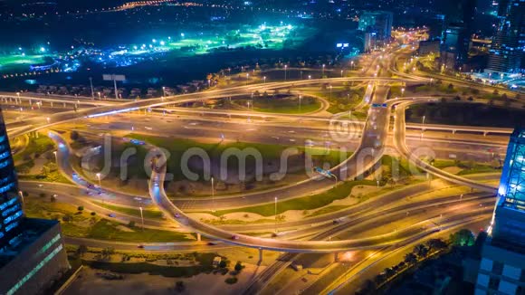 晚上在迪拜的大路路口时光流逝视频的预览图