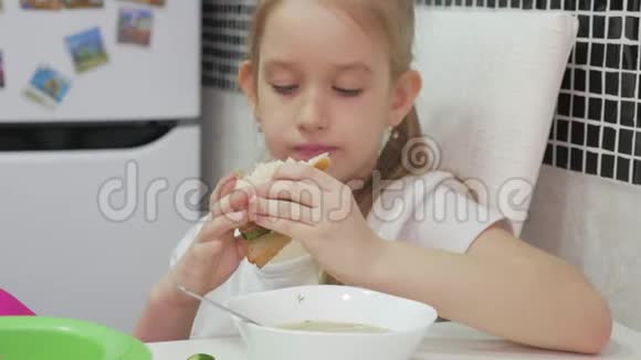 孩子在家吃汤小女孩吃晚饭视频的预览图