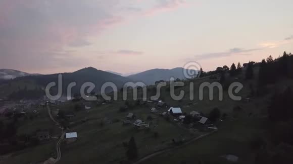 喀尔巴阡山脉乌克兰村庄的鸟瞰图视频的预览图