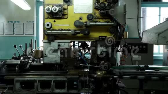 易拉罐生产装置生产线上金属制品的焊接电焊火花视频的预览图