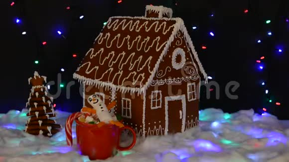 手工制作的可吃姜饼屋棉花糖雪人新年树雪装饰视频的预览图