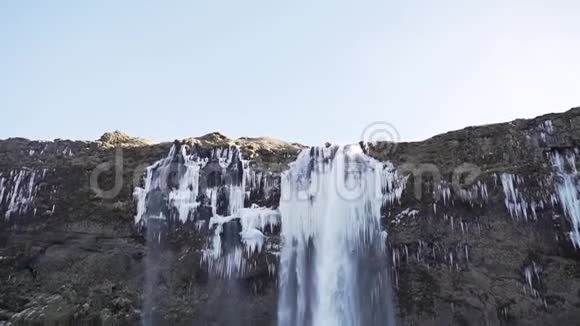 晴天的冬季瀑布视频的预览图