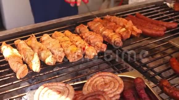 街头美食快餐在街头咖啡馆烧烤香肠视频的预览图