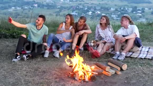 在篝火旁的大自然中青春自在视频的预览图