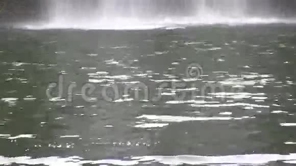 瀑布底部的水池视频的预览图