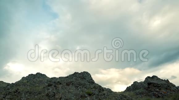 兴奋的时髦女孩站在高高的山顶上自由举手快乐的女旅行者的后景视频的预览图