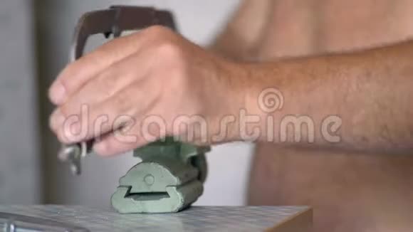 特写镜头老人用锯锯锯夹在虎钳螺栓上的金属锯视频的预览图