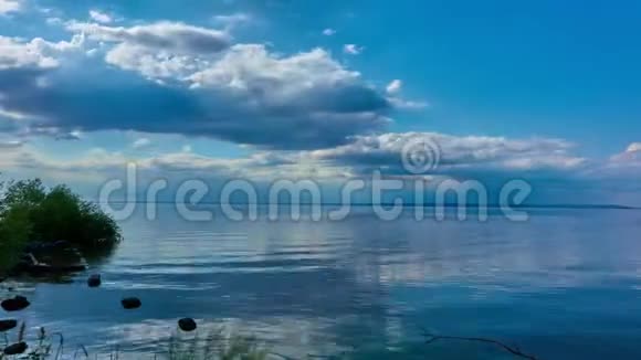 时间流逝视频景观天空云大湖地平线云浮在湖面上视频的预览图