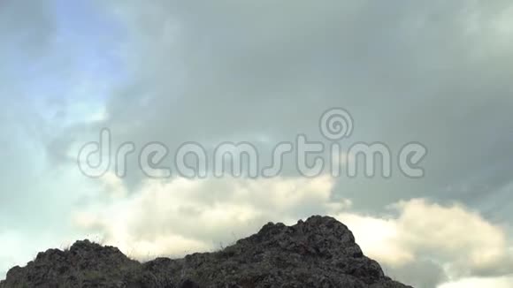 兴奋的时髦女孩站在高高的山顶上自由举手快乐的女旅行者的后景视频的预览图