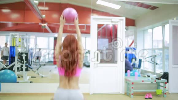 在健身房打药球的女孩视频的预览图