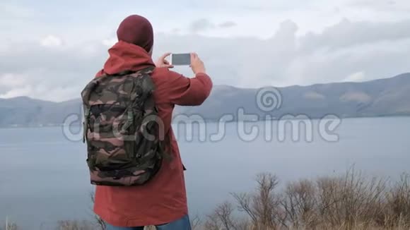 拍摄海山照片的人的后景视频的预览图