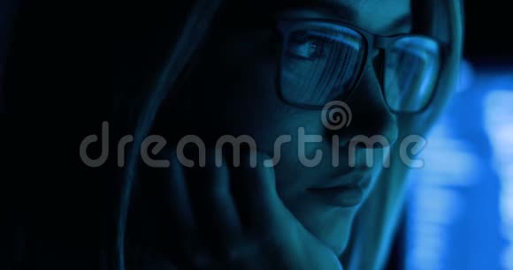 从事电脑黑客和写作的女人计算机屏幕和代码反映在女性眼镜上视频的预览图