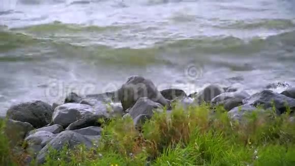 波浪撞击黑色岩石视频的预览图