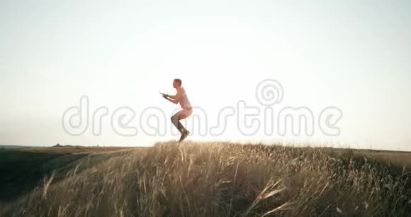 打嗝的人在户外锻炼健身锻炼慢动作双手摸着膝盖在空中跳跃视频的预览图