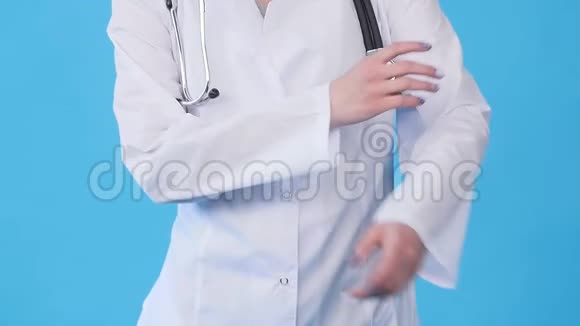 穿着白色外套用听诊器微笑女医生视频的预览图