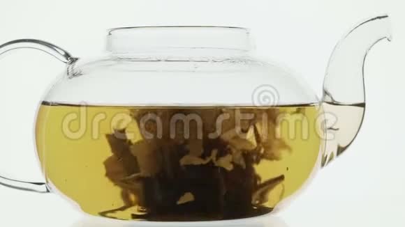 在白色的玻璃茶壶中绽放绿茶视频的预览图